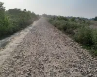 दरीबा- खीरो-बनईमऊ नहर पटरी मार्ग पर एक वर्ष से पड़ा बोल्डर, नागरिकों का चलना मुश्किल
